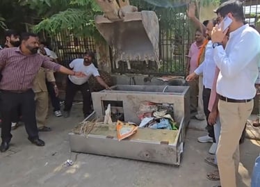 शहर में नगर निगम की टीम अतिक्रमण हटाते हुए। निगम