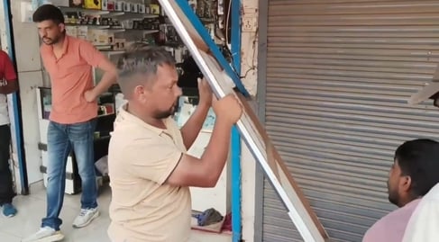 शहर में नगर निगम की टीम अतिक्रमण हटाते हुए। निगम