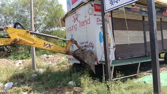 शहर में नगर निगम की टीम अतिक्रमण हटाते हुए। निगम