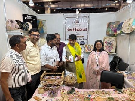 ट्रेड शो में नगर की महिला उद्यमी मिताशी जैन के स्टॉल पर उत्पाद की जानकारी लेते प्रधानमंत्री नरे ट्रेड शो में नगर की महिला उद्यमी मिताशी जैन के स्टॉल पर उत्पाद की जानकारी लेते प्रधानमंत्री नरे
