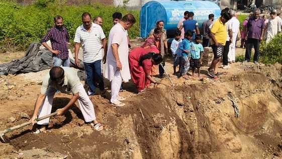 टावर लगवाने वाले व्यक्ति से बात करते स्थानीय लोग। संवाद