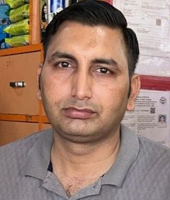 दुकान से सामान खरीद करते ग्राहक। संवाद दुकान से सामान खरीद करते ग्राहक। संवाद