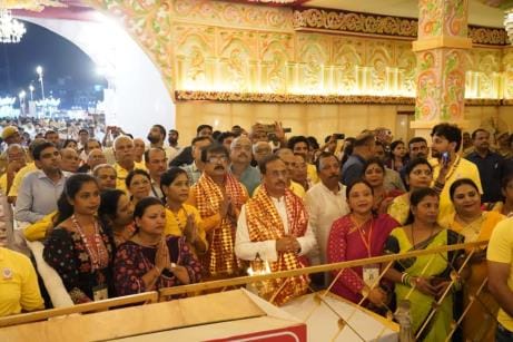 दुर्गा पूजा पंडाल में मां की मूर्ति का अनावरण राज्यसभा सांसद डॉ. दिनेश शर्मा ने शुक्रवार को किय