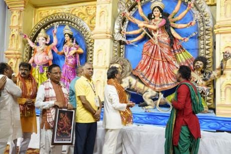दुर्गा पूजा पंडाल में मां की मूर्ति का अनावरण राज्यसभा सांसद डॉ. दिनेश शर्मा ने शुक्रवार को किय