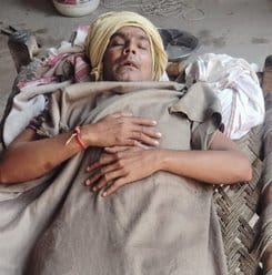 दत्तनगर गांव में निजी अस्पताल में भर्ती बुखार से पीड़ित नजराना दत्तनगर गांव में निजी अस्पताल में भर्ती बुखार से पीड़ित नजराना
