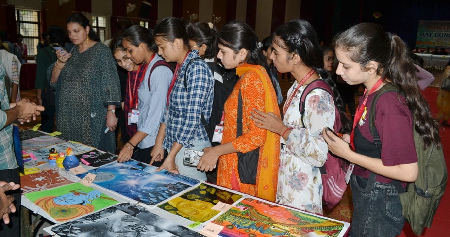 01.... पंडित चिरंजी लाल राजकीय महाविद्यालय में आयोजित प्रदर्शनी के दौरान सुंदर रंगोली बनाते विद 01.... पंडित चिरंजी लाल राजकीय महाविद्यालय में आयोजित प्रदर्शनी के दौरान सुंदर रंगोली बनाते विद