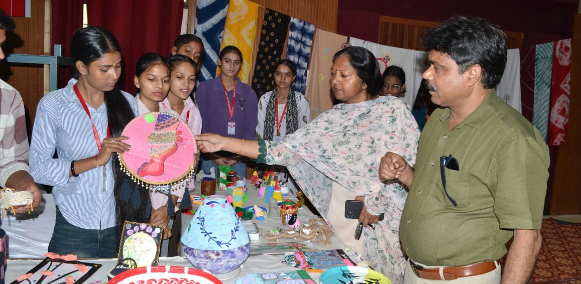 01.... पंडित चिरंजी लाल राजकीय महाविद्यालय में आयोजित प्रदर्शनी के दौरान सुंदर रंगोली बनाते विद 01.... पंडित चिरंजी लाल राजकीय महाविद्यालय में आयोजित प्रदर्शनी के दौरान सुंदर रंगोली बनाते विद