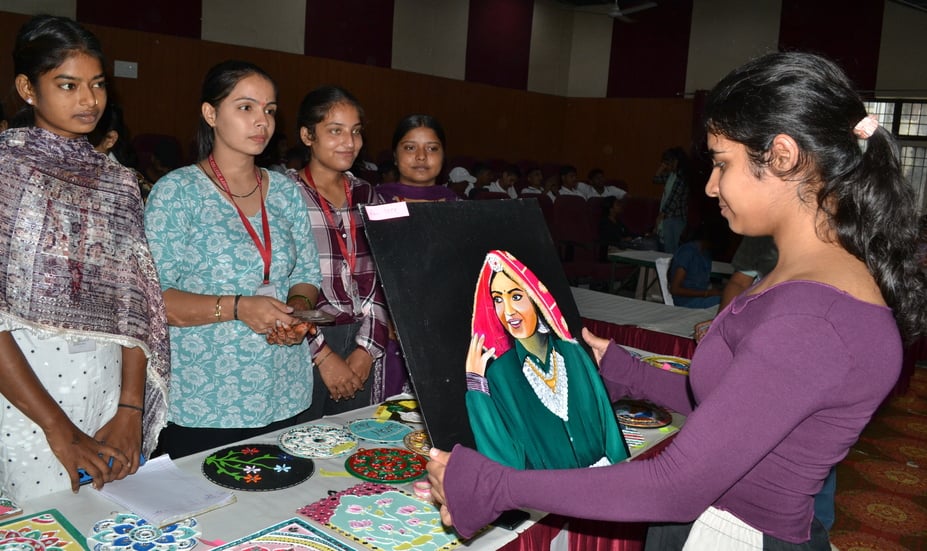01.... पंडित चिरंजी लाल राजकीय महाविद्यालय में आयोजित प्रदर्शनी के दौरान सुंदर रंगोली बनाते विद 01.... पंडित चिरंजी लाल राजकीय महाविद्यालय में आयोजित प्रदर्शनी के दौरान सुंदर रंगोली बनाते विद