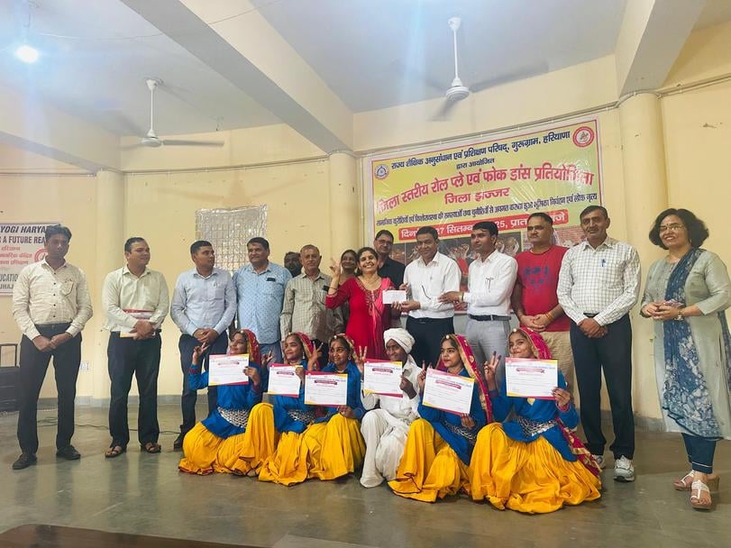 27jjrp04- डाइट माछरौली में आयोजित जिला स्तरीय उत्सव में अपनी प्रस्तुति देती छात्राएं। स्रोत-शि 27jjrp04- डाइट माछरौली में आयोजित जिला स्तरीय उत्सव में अपनी प्रस्तुति देती छात्राएं। स्रोत-शि