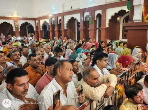 27jjrp14- माता भीमेश्वरी देवी की आरती करते पुजारी कुलदीप वशिष्ठ। संवाद