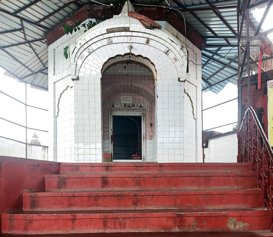 27केएलटी46: कलायत के मां कात्यायनी शक्ति पीठ में पूजा करते श्रद्धालु