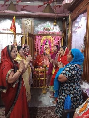 40 रोहतक स्थित डीएलएफ कॉलोनी चौक पर दुर्गा माता मंदिर में पूजा करते श्रद्धालु। संवाद 40 रोहतक स्थित डीएलएफ कॉलोनी चौक पर दुर्गा माता मंदिर में पूजा करते श्रद्धालु। संवाद