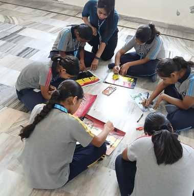 47-पेंटिंग स्पर्धा में शामिल नवयुग स्कूल के विद्यार्थी। स्कूल
