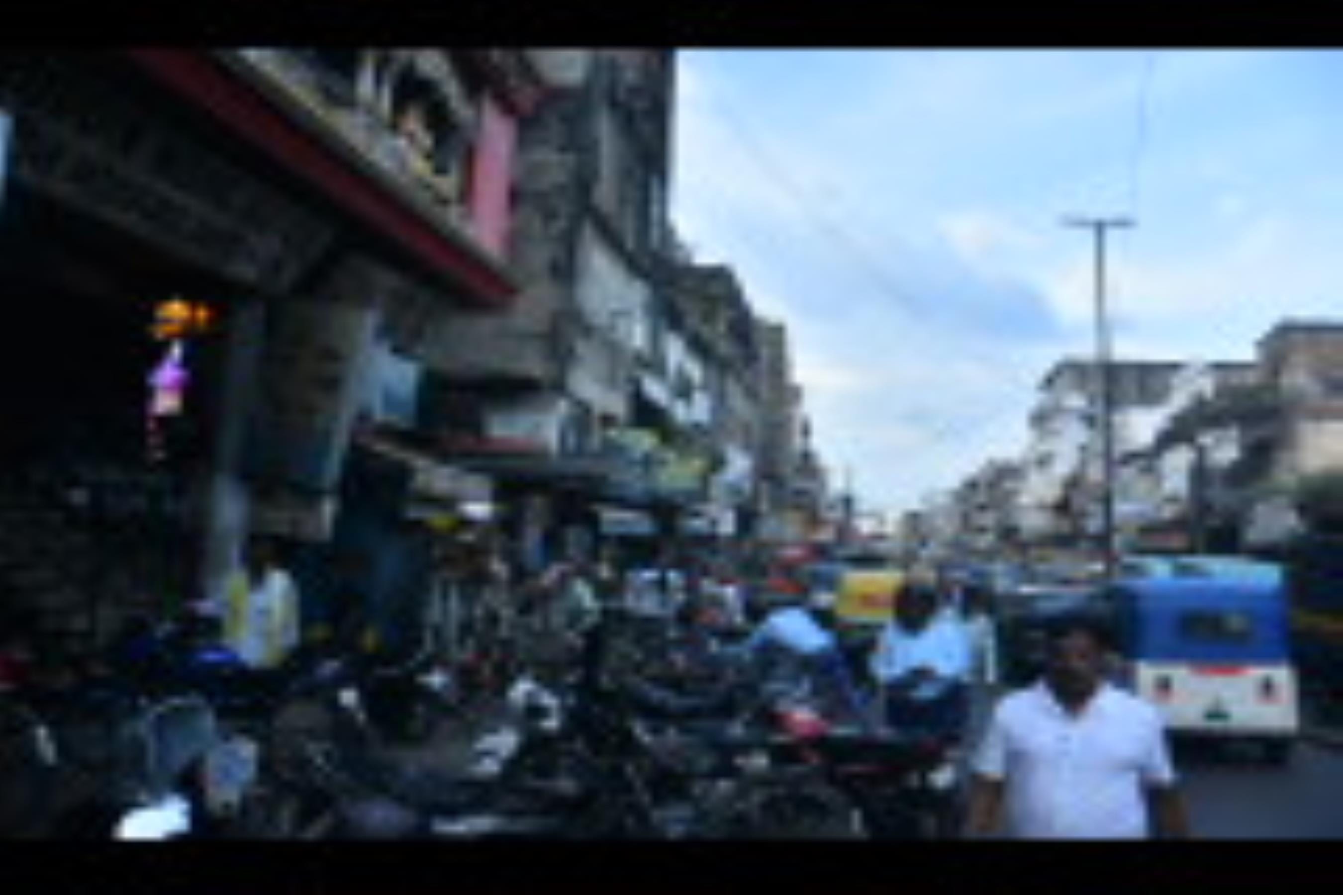 अमीनाबाद में अतिक्रमण से लगता है जाम।