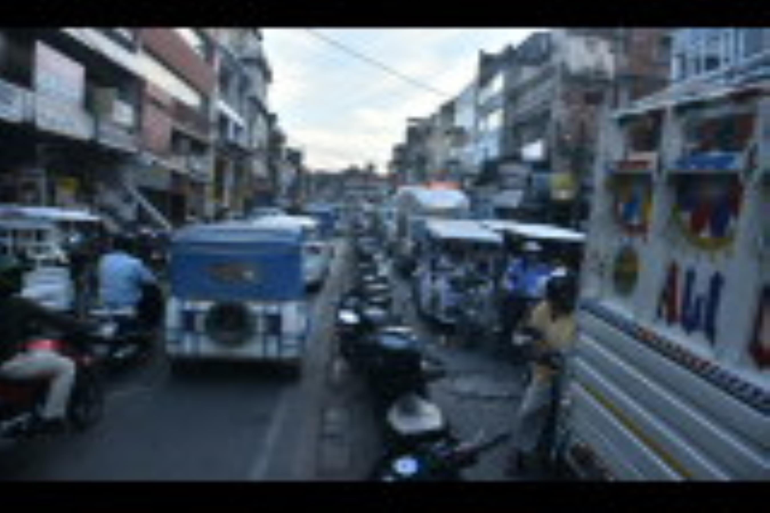 अमीनाबाद में अतिक्रमण से लगता है जाम।
