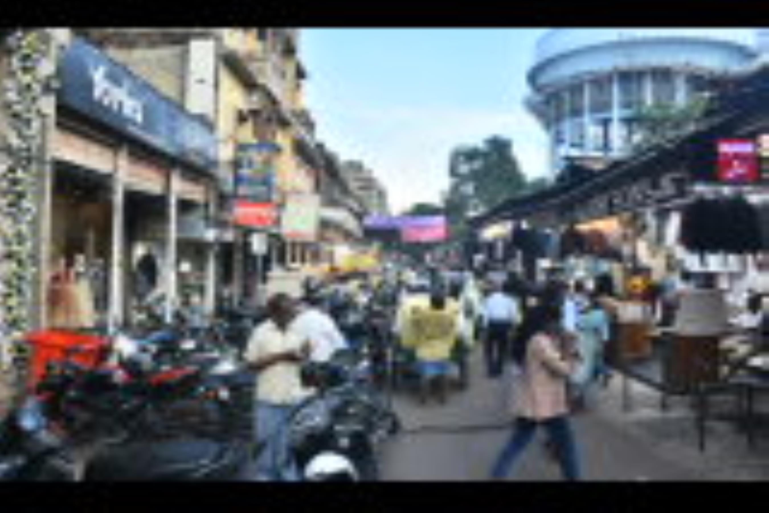 अमीनाबाद में अतिक्रमण से लगता है जाम।