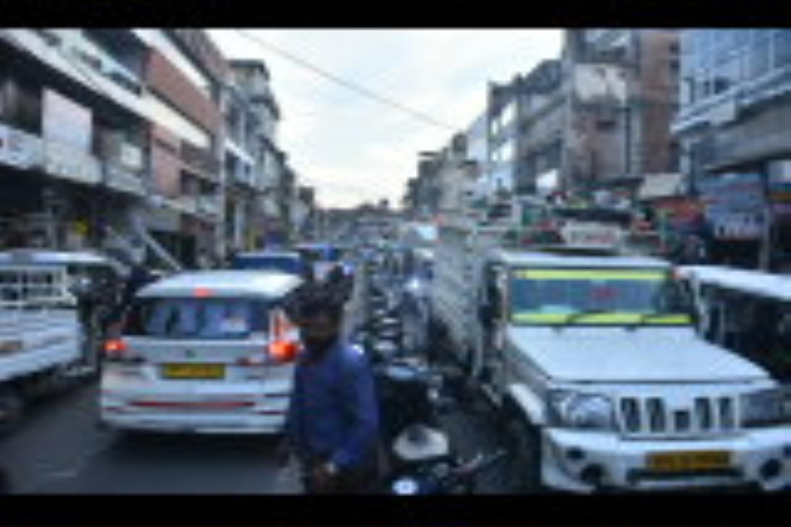 अमीनाबाद में अतिक्रमण से लगता है जाम।