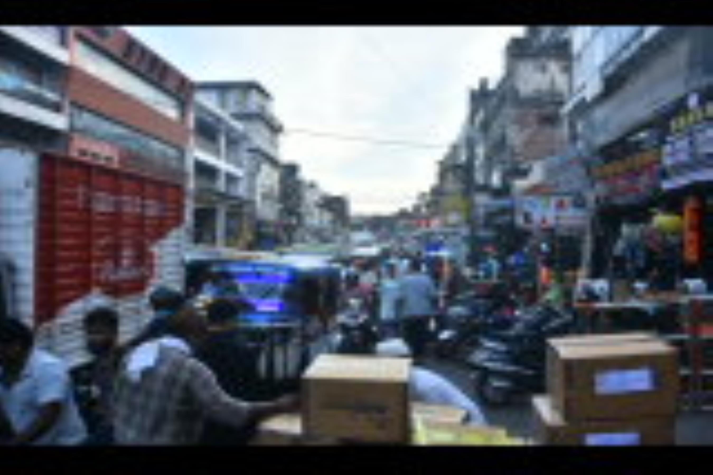 अमीनाबाद में अतिक्रमण से लगता है जाम।