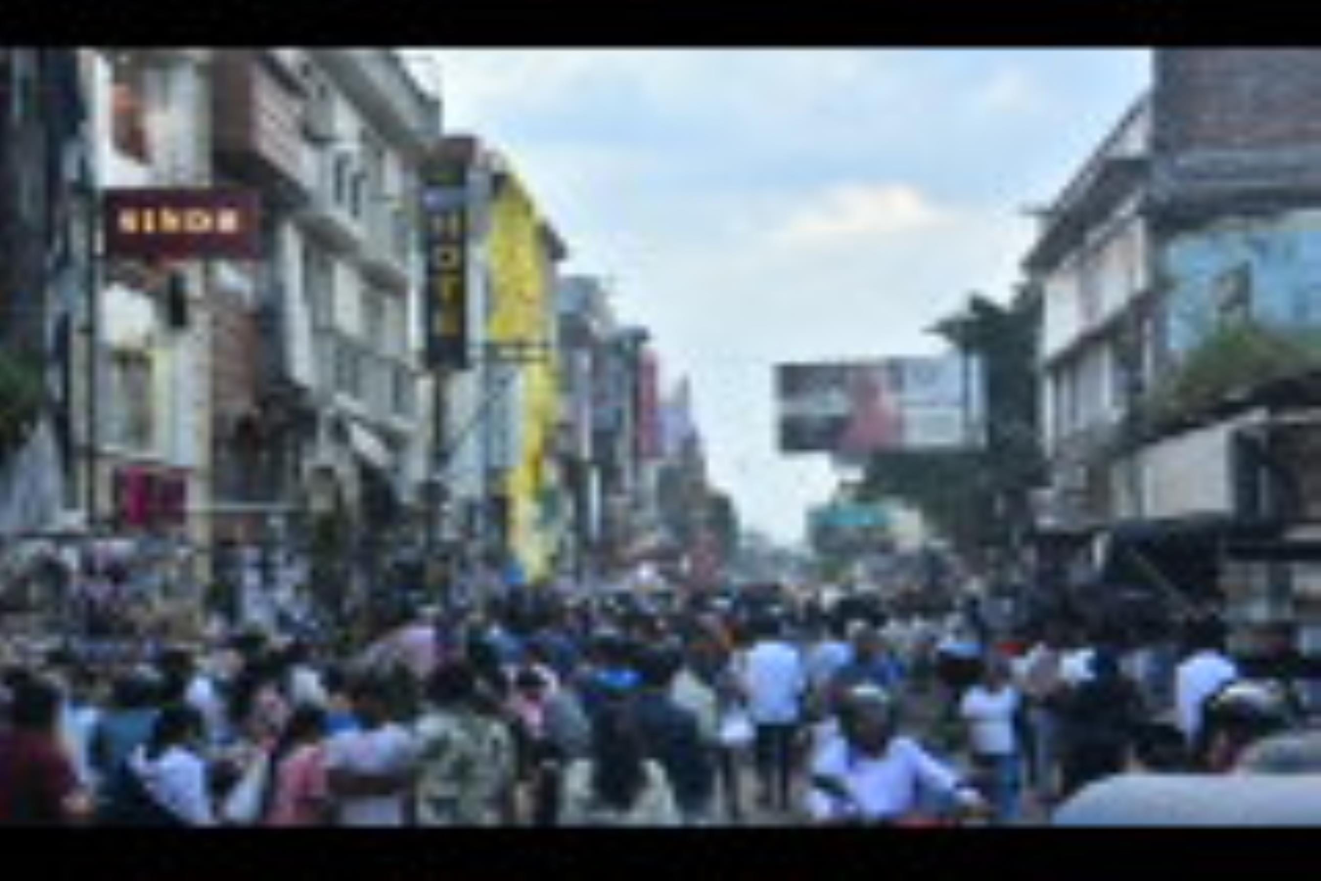 अमीनाबाद में अतिक्रमण से लगता है जाम।