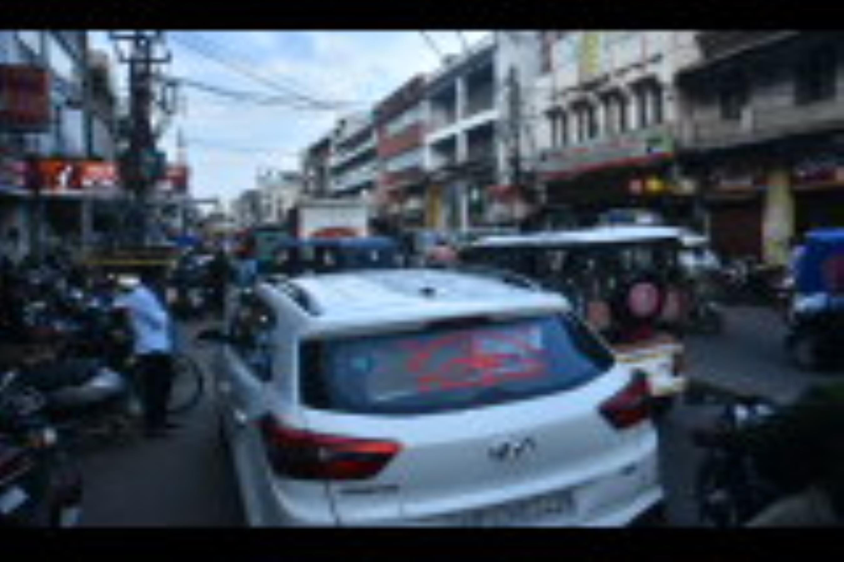 अमीनाबाद में अतिक्रमण से लगता है जाम।