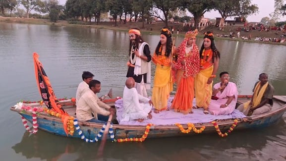 अतर्रा में बाली वध का मंचन करते कलाकार। संवाद अतर्रा में बाली वध का मंचन करते कलाकार। संवाद