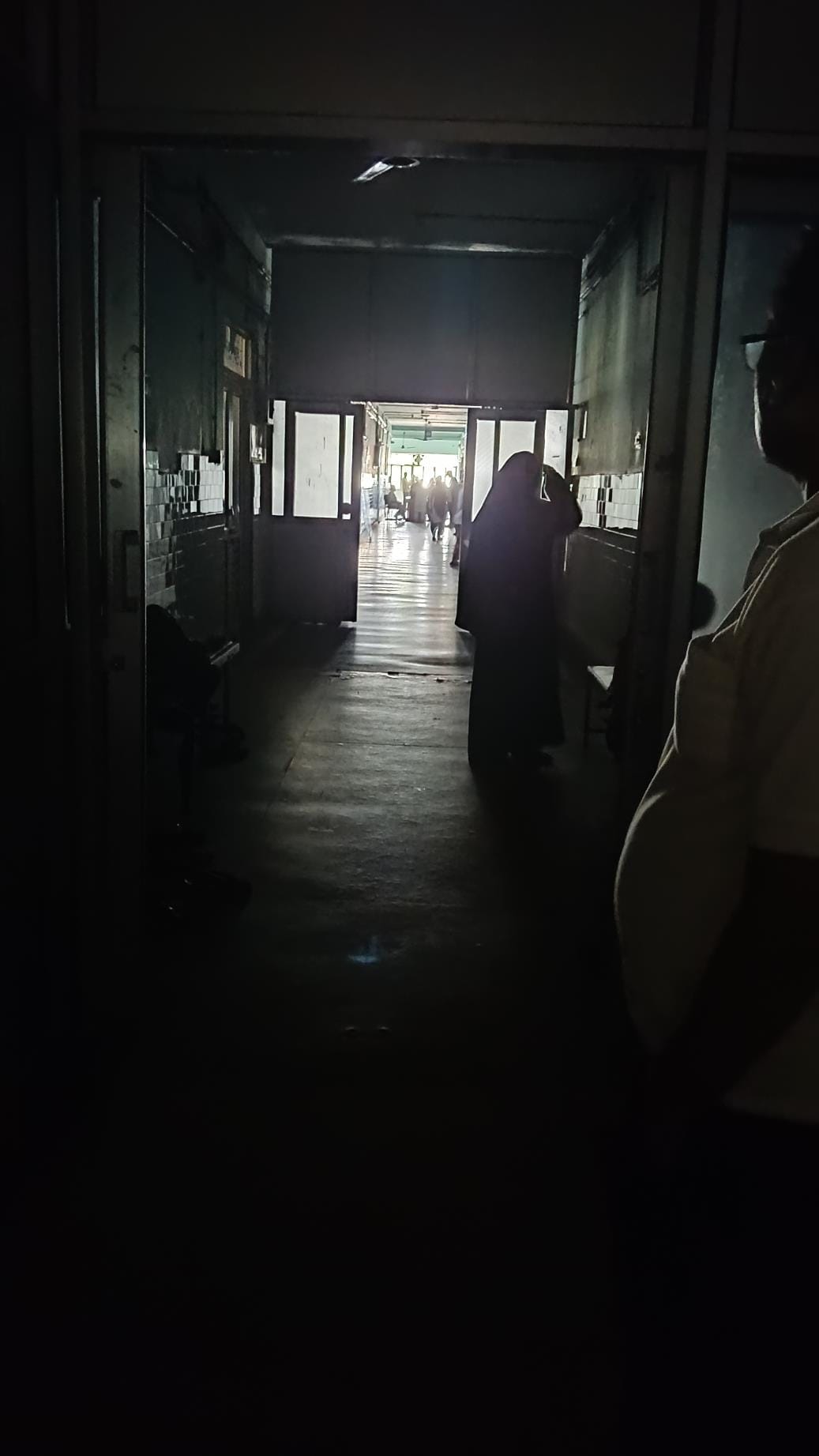 बलरामपुर अस्पताल में बिजली गुल।