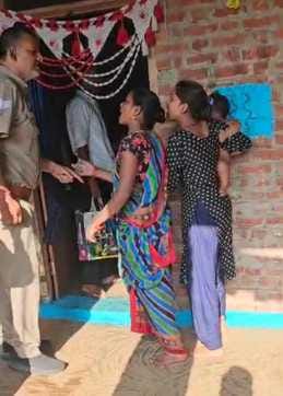 बीसलपुर कोतवाली के गांव परानपुर में छापा मारने पहुंची आबकारी टीम स्रोत: विभाग बीसलपुर कोतवाली के गांव परानपुर में छापा मारने पहुंची आबकारी टीम स्रोत: विभाग