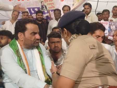 चित्तौड़गढ़ के कपासन में हनुमान बेनीवाल से धरने पर वार्ता करते पुलिस अधिकारी। चित्तौड़गढ़ में प