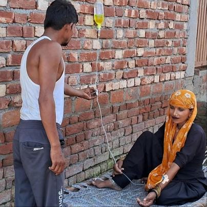 चंदक क्षेत्र के ग्राम धर्मनगरी मार्कंडेपुरम में बुखार से पीड़ित ग्रामीण। संवाद चंदक क्षेत्र के ग्राम धर्मनगरी मार्कंडेपुरम में बुखार से पीड़ित ग्रामीण। संवाद