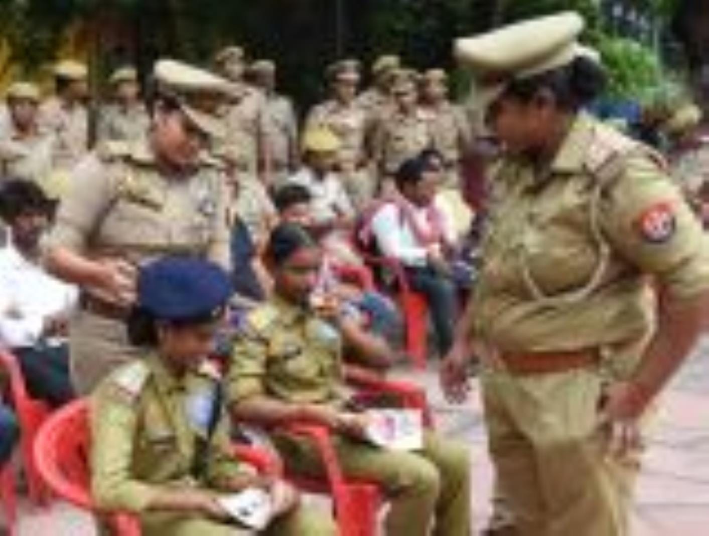 एक दिन के लिए नव्या एसीपी और परिधि बनीं इंस्पेक्टर हजरतगंज एक दिन के लिए नव्या एसीपी और परिधि बनीं इंस्पेक्टर हजरतगंज