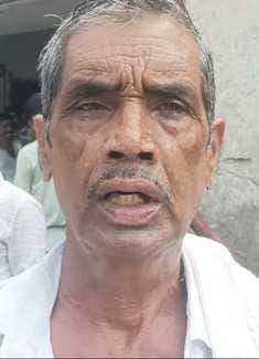फोटो-03, साधन सहकारी समिति हुसैनपुर हड़ाई में खाद के लिए खड़े किसान। संवाद फोटो-03, साधन सहकारी समिति हुसैनपुर हड़ाई में खाद के लिए खड़े किसान। संवाद
