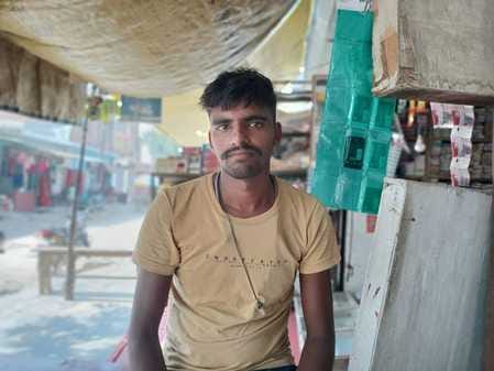 फोटो-11, गंगा के कटान से ठटा की मड़ैया में मकान तो नहीं अंतिम नीम भी गिरा। संवाद