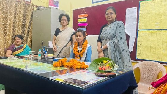 फोटो-11, कार्यालय में बीएसए की कुर्सी पर बैठकर रजिस्टर पर हस्ताक्षर करती छात्रा मोहिनी ठाकुर व फोटो-11, कार्यालय में बीएसए की कुर्सी पर बैठकर रजिस्टर पर हस्ताक्षर करती छात्रा मोहिनी ठाकुर व