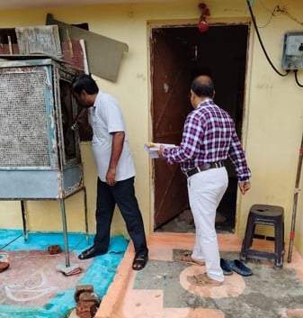 फोटो- 11 शहर के शांतिनगर मोहल्ले में नाली में छिड़काव करते स्वास्थ्य कार्यकर्ता। संवाद फोटो- 11 शहर के शांतिनगर मोहल्ले में नाली में छिड़काव करते स्वास्थ्य कार्यकर्ता। संवाद