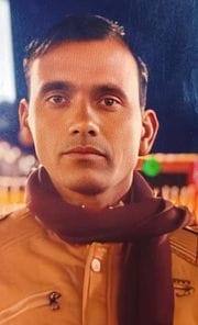 फोटो- 25- एक्सप्रेसवे पर हुए हादसे में दूसरी लेन में जाकर पलटी कार और घटनास्थल पर लगी भीड़।  सं