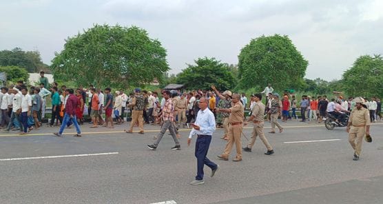 फोटो- 25- एक्सप्रेसवे पर हुए हादसे में दूसरी लेन में जाकर पलटी कार और घटनास्थल पर लगी भीड़।  सं