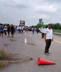फोटो- 25- एक्सप्रेसवे पर हुए हादसे में दूसरी लेन में जाकर पलटी कार और घटनास्थल पर लगी भीड़।  सं