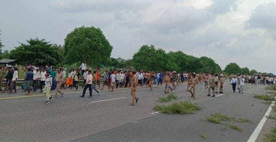 फोटो- 25- एक्सप्रेसवे पर हुए हादसे में दूसरी लेन में जाकर पलटी कार और घटनास्थल पर लगी भीड़।  सं