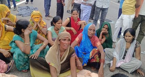 फोटो- 25- एक्सप्रेसवे पर हुए हादसे में दूसरी लेन में जाकर पलटी कार और घटनास्थल पर लगी भीड़।  सं
