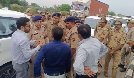 फोटो- 25- एक्सप्रेसवे पर हुए हादसे में दूसरी लेन में जाकर पलटी कार और घटनास्थल पर लगी भीड़।  सं