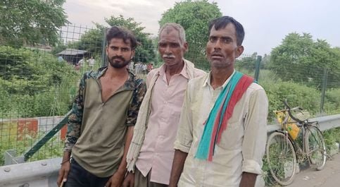 फोटो- 25- एक्सप्रेसवे पर हुए हादसे में दूसरी लेन में जाकर पलटी कार और घटनास्थल पर लगी भीड़।  सं