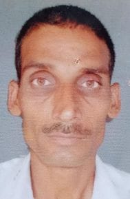 फोटो- 25- एक्सप्रेसवे पर हुए हादसे में दूसरी लेन में जाकर पलटी कार और घटनास्थल पर लगी भीड़।  सं