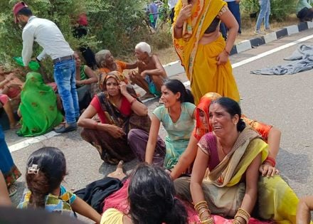 फोटो- 25- एक्सप्रेसवे पर हुए हादसे में दूसरी लेन में जाकर पलटी कार और घटनास्थल पर लगी भीड़।  सं