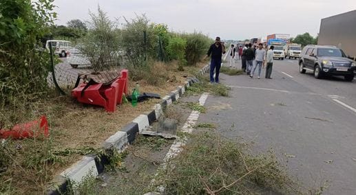 फोटो- 25- एक्सप्रेसवे पर हुए हादसे में दूसरी लेन में जाकर पलटी कार और घटनास्थल पर लगी भीड़।  सं