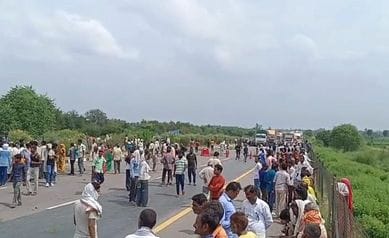 फोटो- 25- एक्सप्रेसवे पर हुए हादसे में दूसरी लेन में जाकर पलटी कार और घटनास्थल पर लगी भीड़।  सं