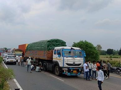 फोटो- 25- एक्सप्रेसवे पर हुए हादसे में दूसरी लेन में जाकर पलटी कार और घटनास्थल पर लगी भीड़।  सं