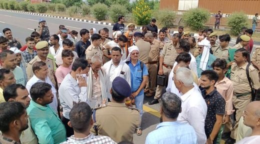 फोटो- 25- एक्सप्रेसवे पर हुए हादसे में दूसरी लेन में जाकर पलटी कार और घटनास्थल पर लगी भीड़।  सं