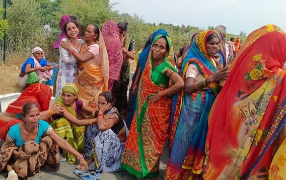 फोटो- 25- एक्सप्रेसवे पर हुए हादसे में दूसरी लेन में जाकर पलटी कार और घटनास्थल पर लगी भीड़।  सं