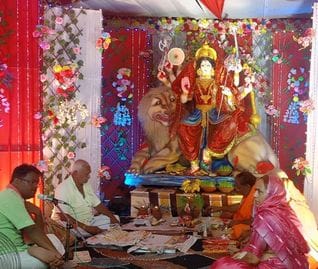 फोटो 26 सीकेटीपी-10- परिचय-नवरात्र में राजापुर में सजा देवी माता का आकर्षक पंडाल । संवाद फोटो 26 सीकेटीपी-10- परिचय-नवरात्र में राजापुर में सजा देवी माता का आकर्षक पंडाल । संवाद