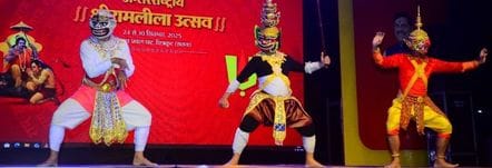 फोटो 26 सीकेटीपी-11- परिचय-रामलीला मेें भरत मिलाप के दौरान भगवान राम को मनाते भगवान भरत। संवाद फोटो 26 सीकेटीपी-11- परिचय-रामलीला मेें भरत मिलाप के दौरान भगवान राम को मनाते भगवान भरत। संवाद